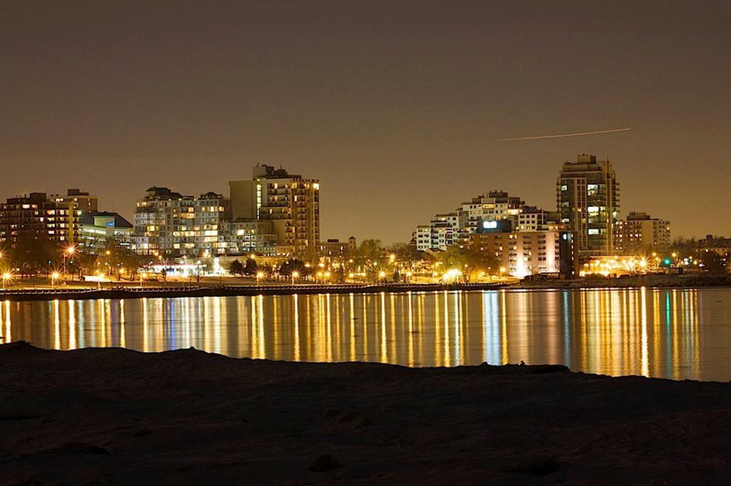 Waterfront Hotel Downtown Burlington Bagian luar foto