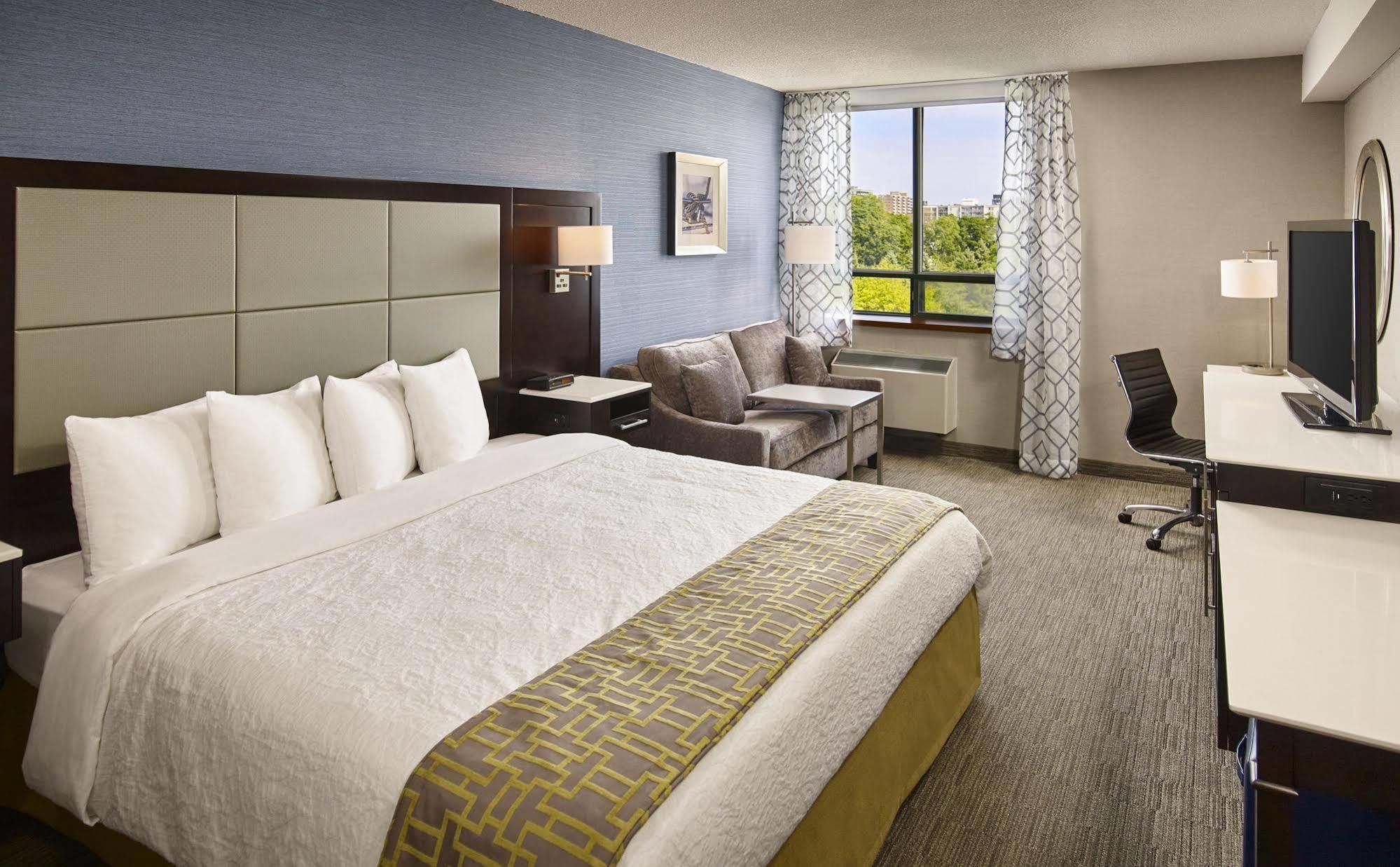 Waterfront Hotel Downtown Burlington Bagian luar foto