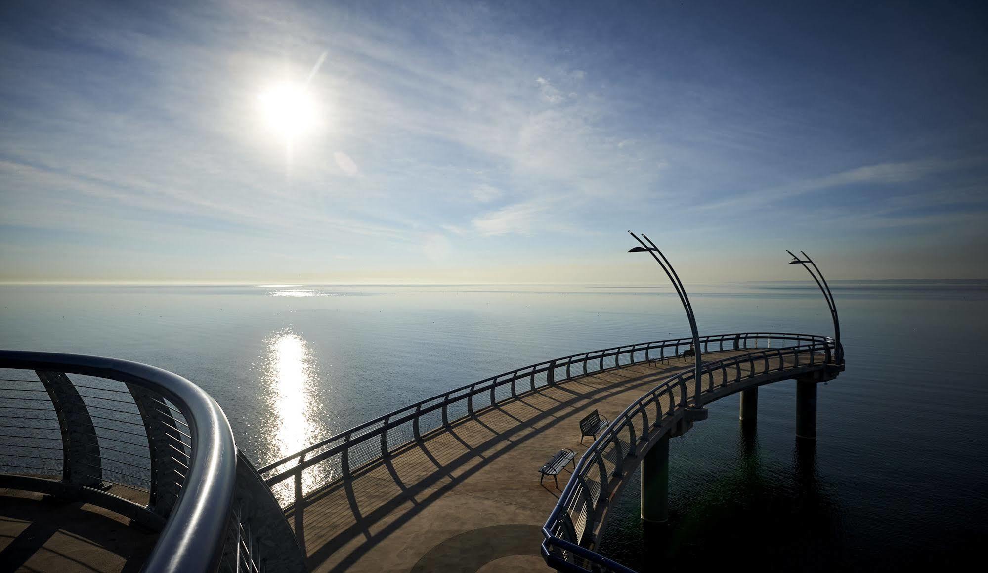 Waterfront Hotel Downtown Burlington Bagian luar foto